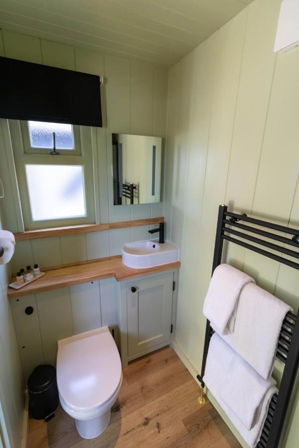 The Shire Luxury Converted Horse Lorry With Private Hot Tub Cyfie Farm Llanfyllin Exteriör bild